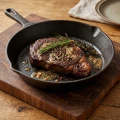 Okragla-PATELNIA-Zeliwna-Czarna-na-Grill-Gaz-Piekarnik-INDUKCJA-HAGE-25-5cm-Srednica-25-cm.jpg