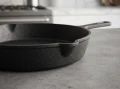 Patelnia-zeliwna-25-5-Ciezka-na-ognisko-Indukcja-Piekarnik-Gaz-Grill-HAGE-Marka-HAGE.jpg